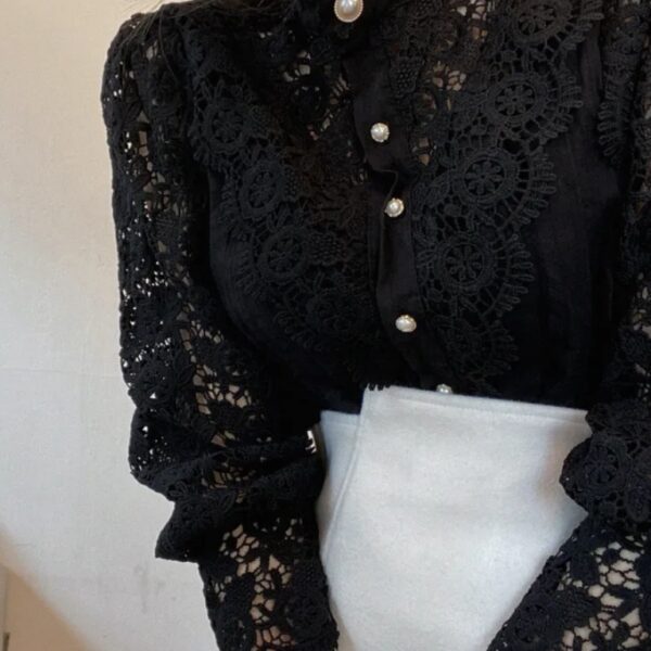 Blouse chic à broderie florale en manches bouffantes