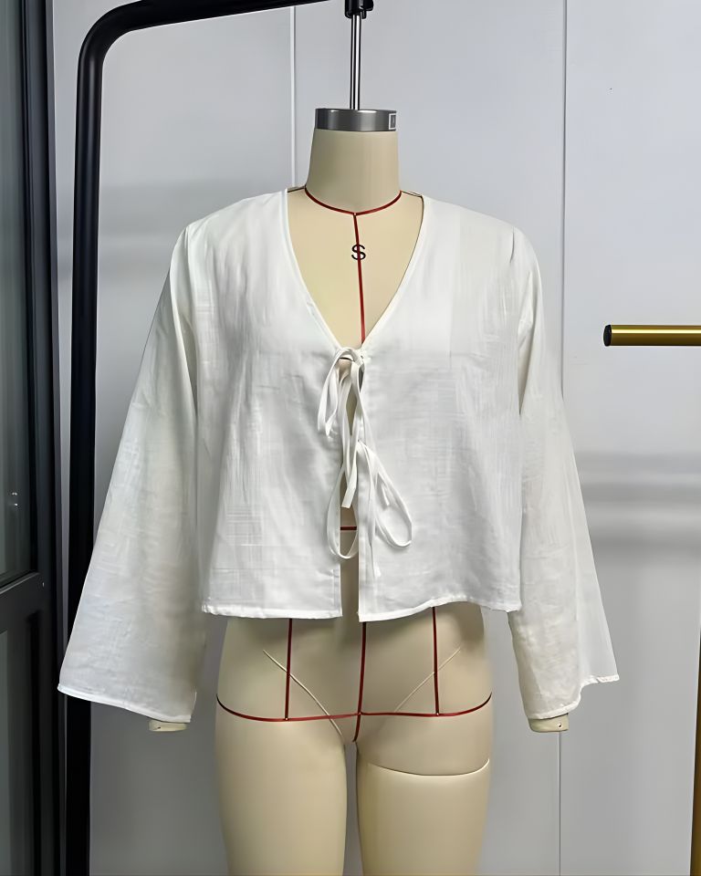 Chemise femme lacets décoratifs manches évasées élégante