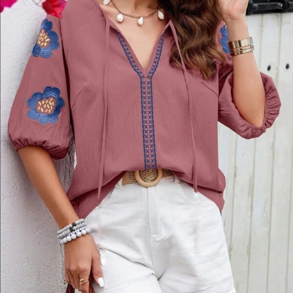 Haut bohème élégant à manches brodées