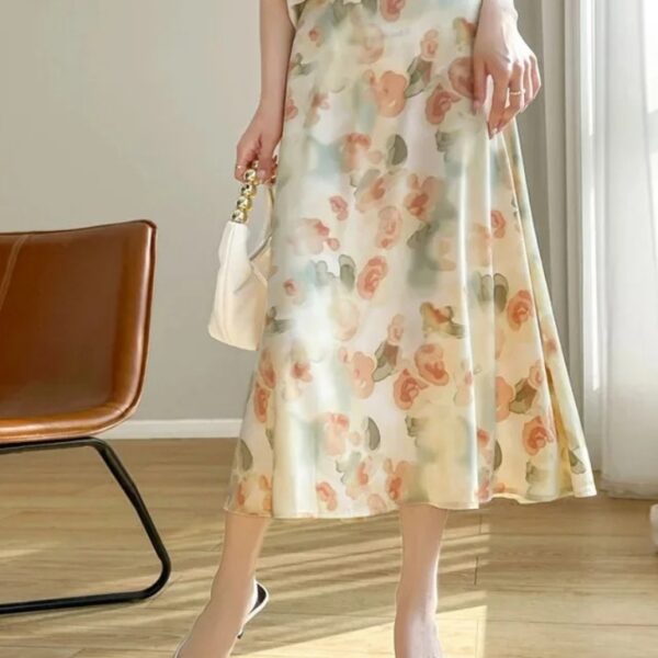 Jupe longue satinée imprimée taille haute élégante