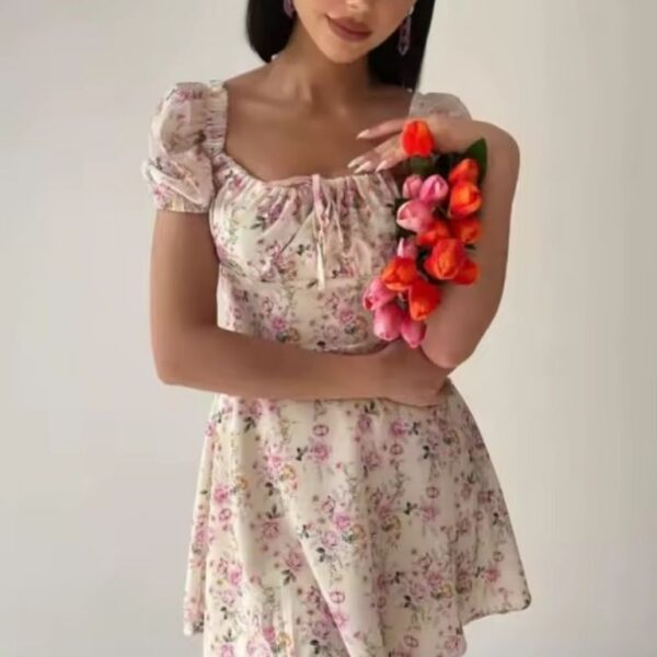 Robe courte bohème à fleurs style été avec manches bouffantes