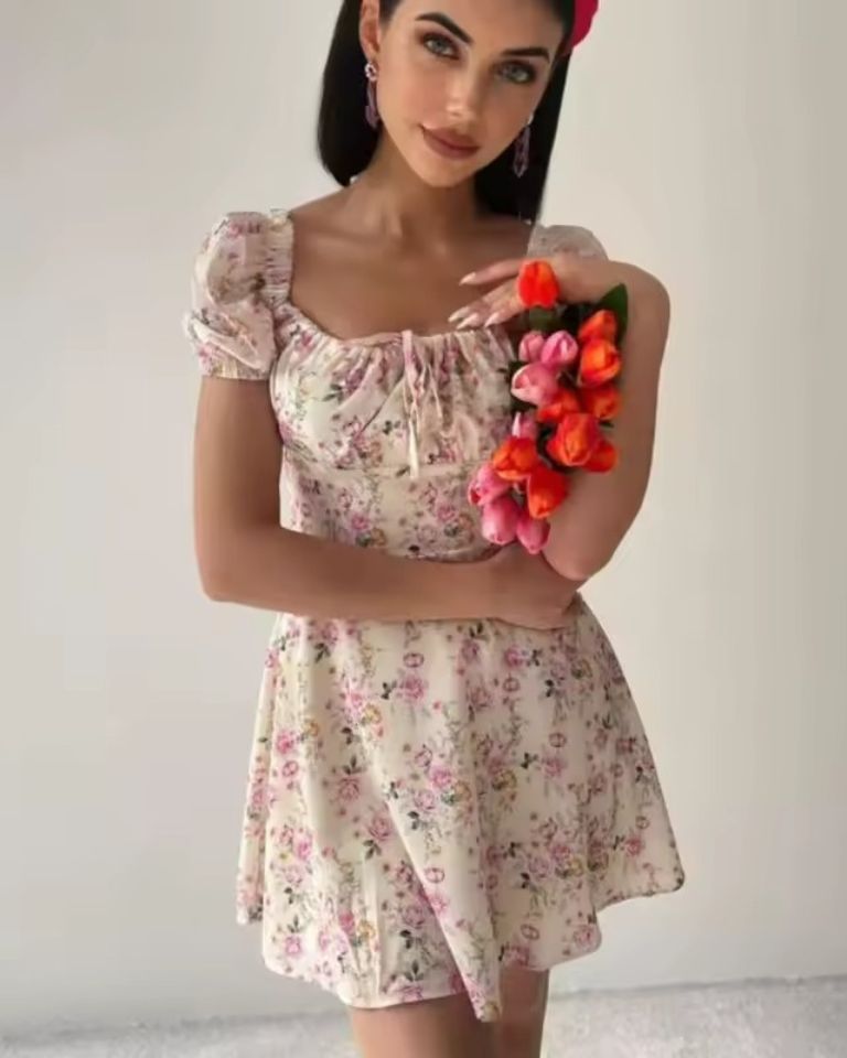Robe courte bohème à fleurs style été avec manches bouffantes