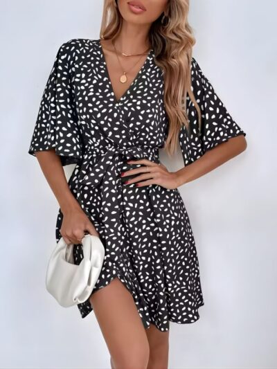 Robe courte bohème à col V et ceinture élégante