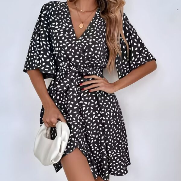 Robe courte bohème à col V et ceinture élégante