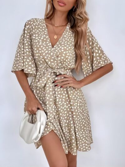 Robe courte bohème à col V et ceinture élégante