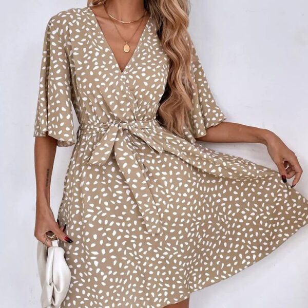 Robe courte bohème à col V et ceinture élégante